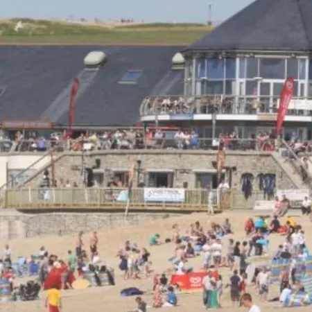 Fistral - Stunning Sea Views, Swimming Pool Crantock
